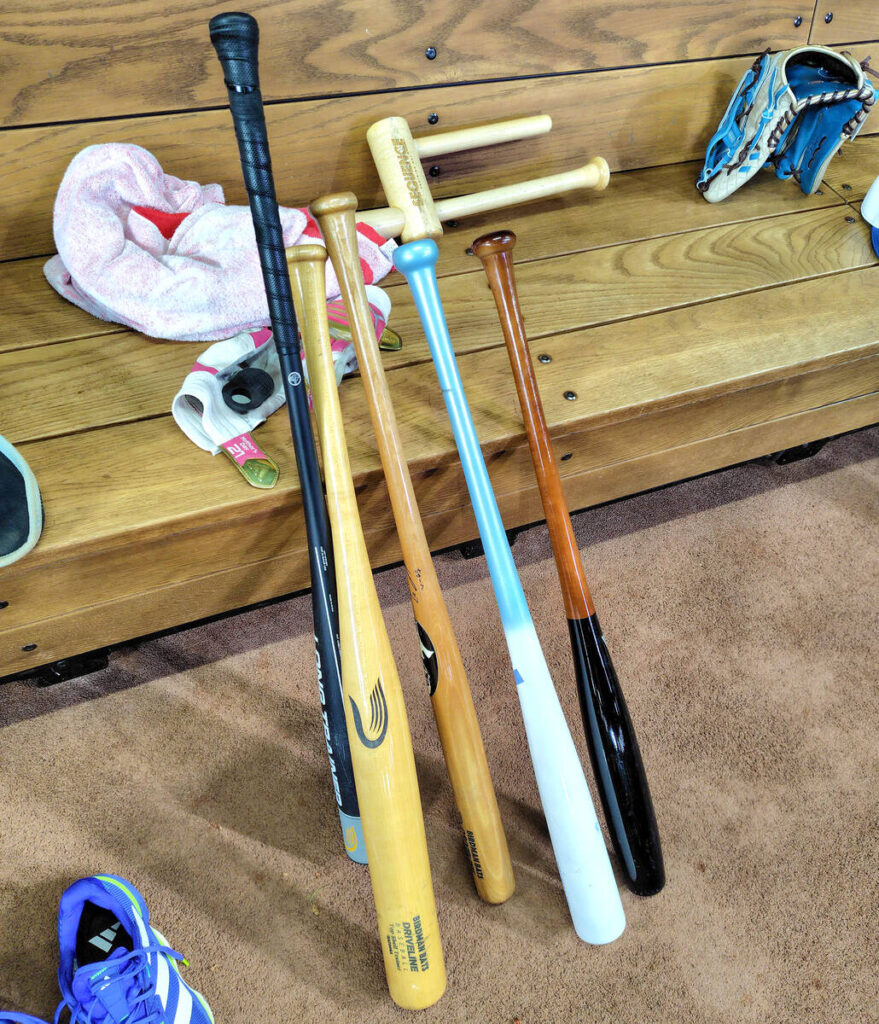 Nippon-Ham Fighters’ Kotaro Kiyomiya enters fall training camp with his “four-sword style” bat: “I hope I can get a variety of sensations into my body” | Pacific League League.com Bats used by Kotaro Kiyomiya in batting practice (four bats were used, excluding the torpedo bat on the far right)