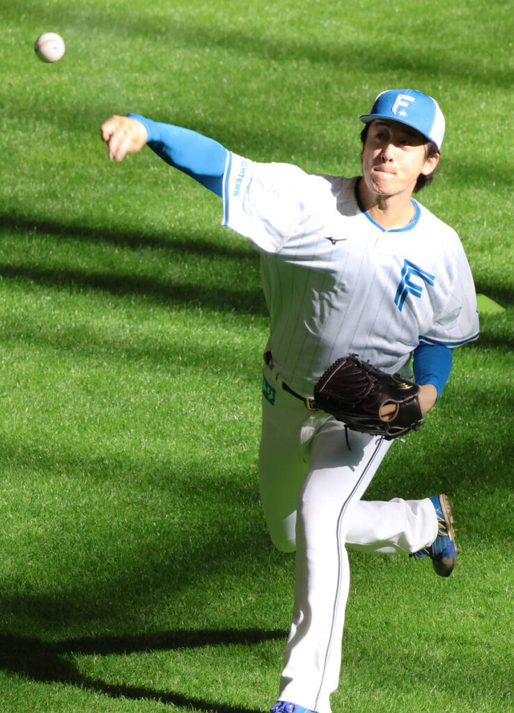 Kitayama playing catch (photographer: Haruki Kawakami)