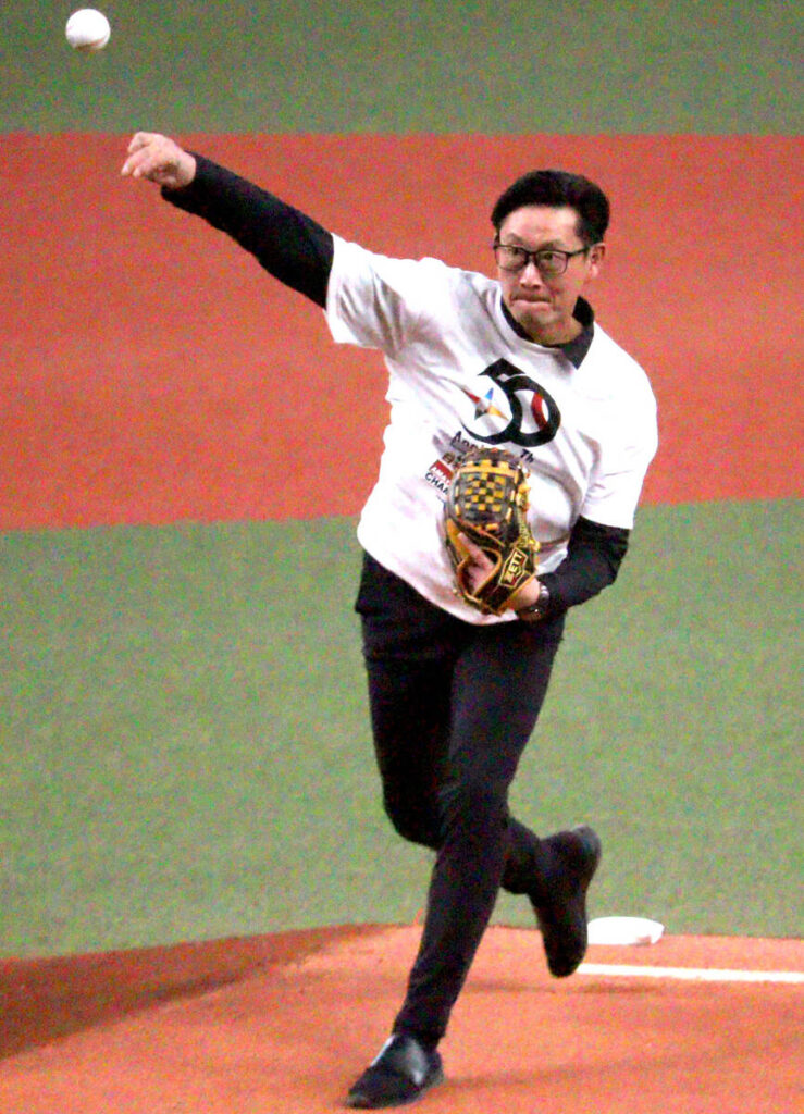 Director Kishida (Camera: Shunta Nambu), who threw out the first pitch at mound his home base for the first time in six years Orix ・Manager Kishida (Camera: Shunta Nambu)