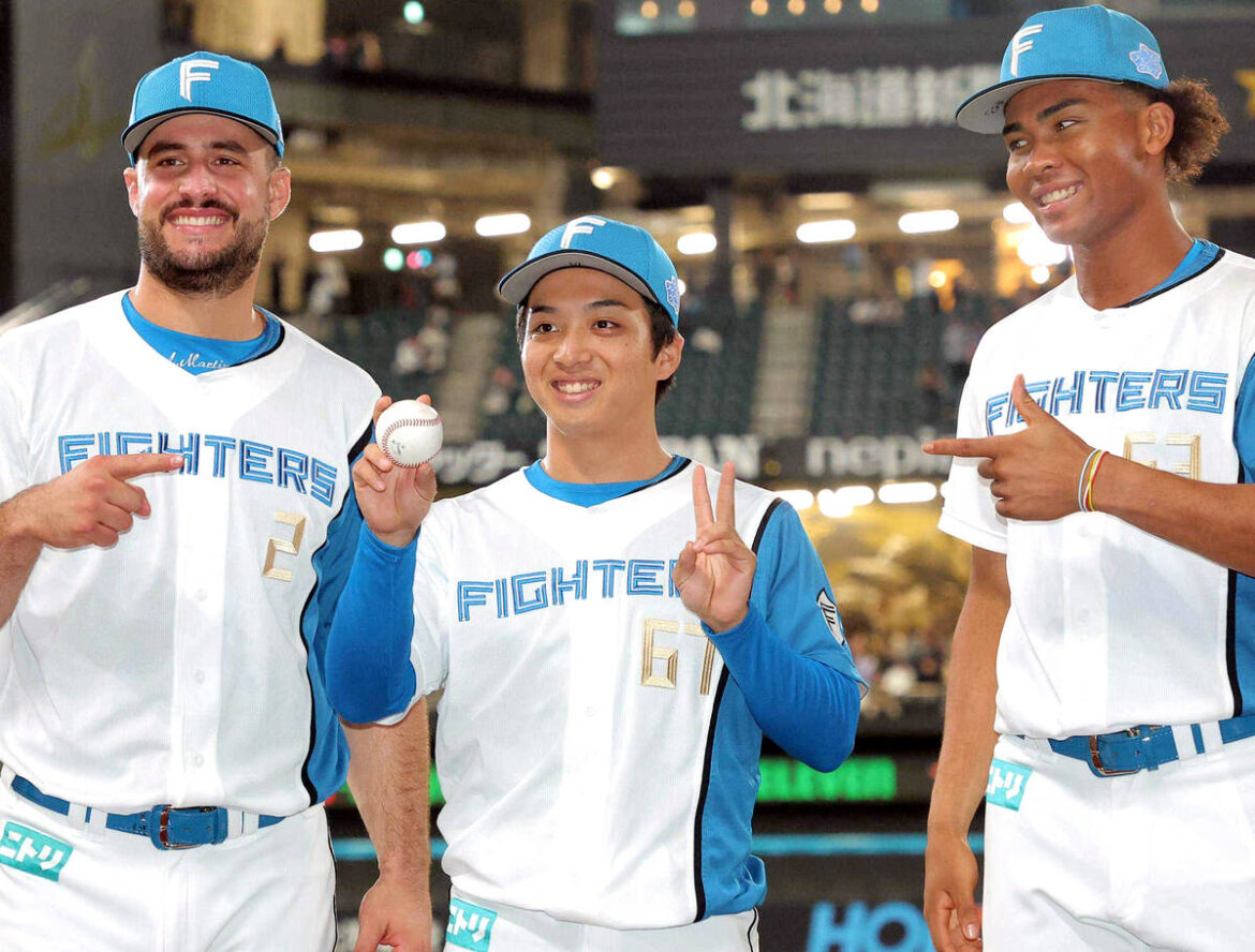 The small Takumi Yamamoto is praised by the large Martinez (left) and Shun Mizutani (right)