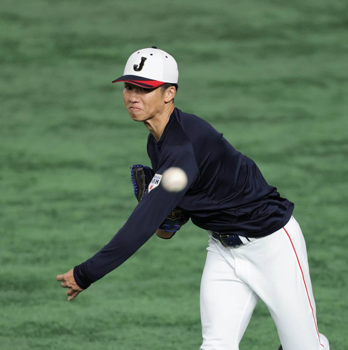キャッチボールをする曽谷龍平（カメラ・中島　傑）