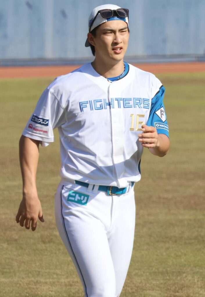 鎌ケ谷スタジアムでランニングを行う達孝太