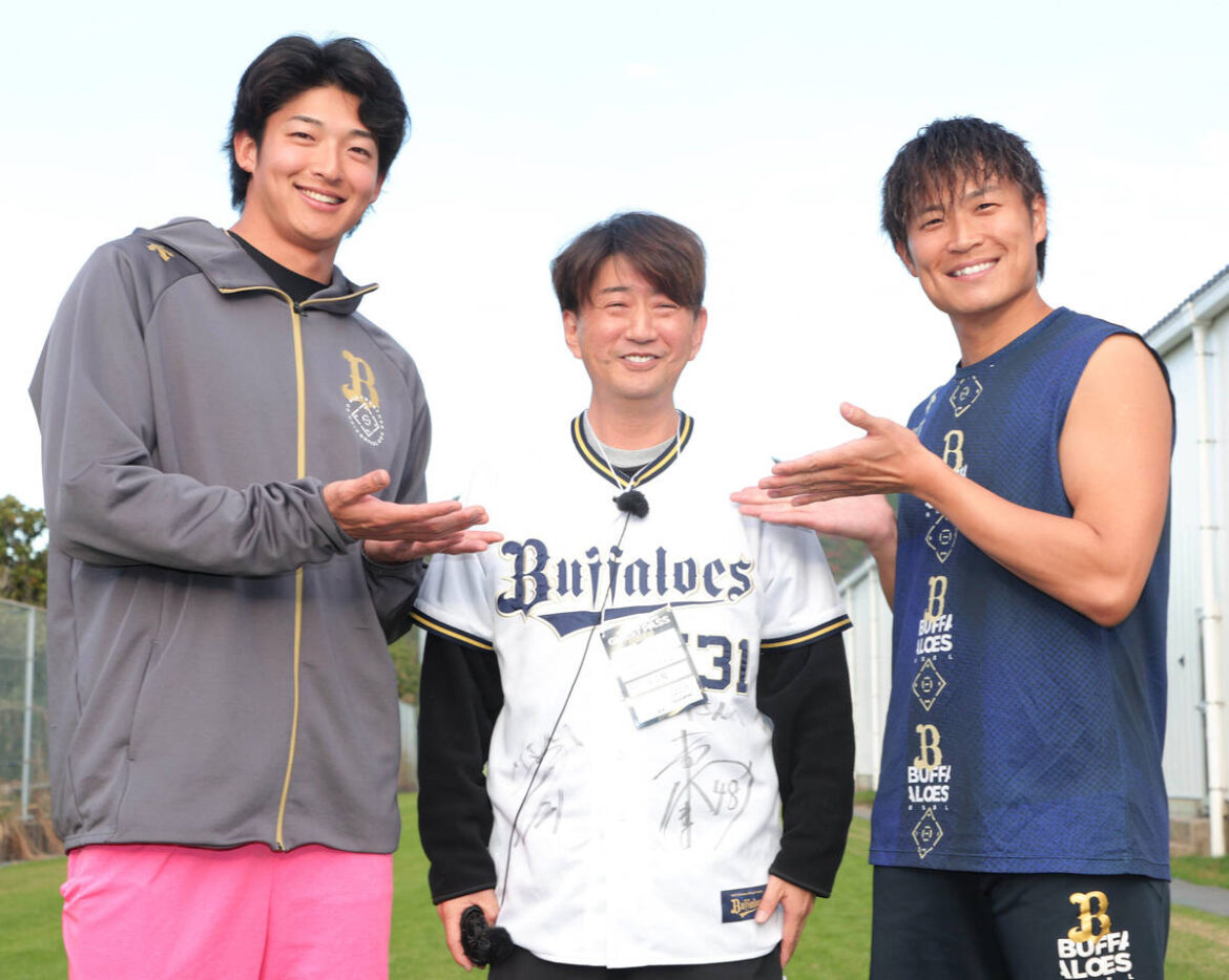 Orix fan May Izumoto “sneaks into” fall training camp… “meets manager Kishida for the first time” – writes a support column | Pacific League インタビューを受けた山崎颯一郎(左)と阿部翔太(右)はメイ・イズモトと記念撮影を行う(カメラ・岩川 晋也)