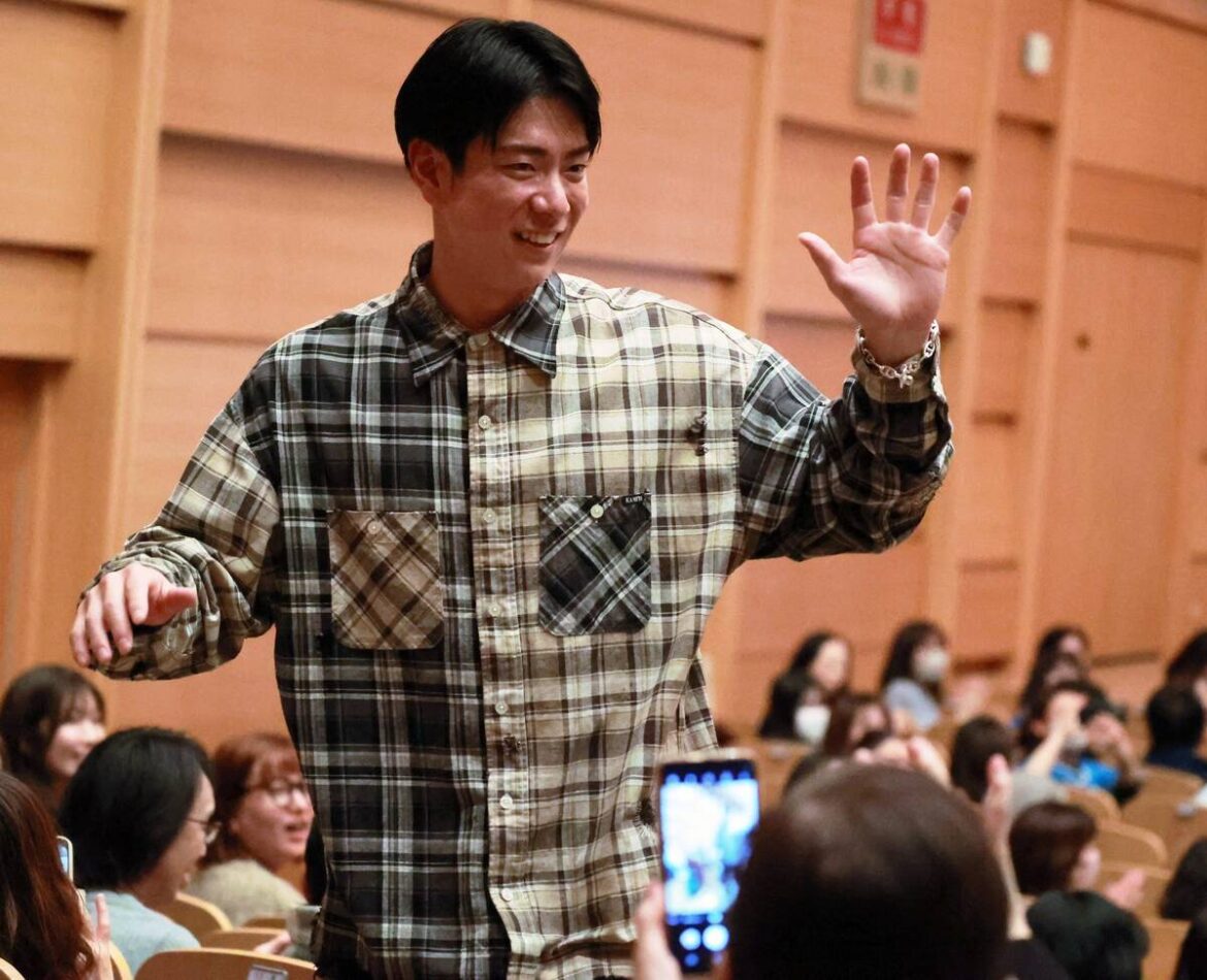 プレミアムトークライブ終了後、ファンに手を振り会場を後にする松本剛