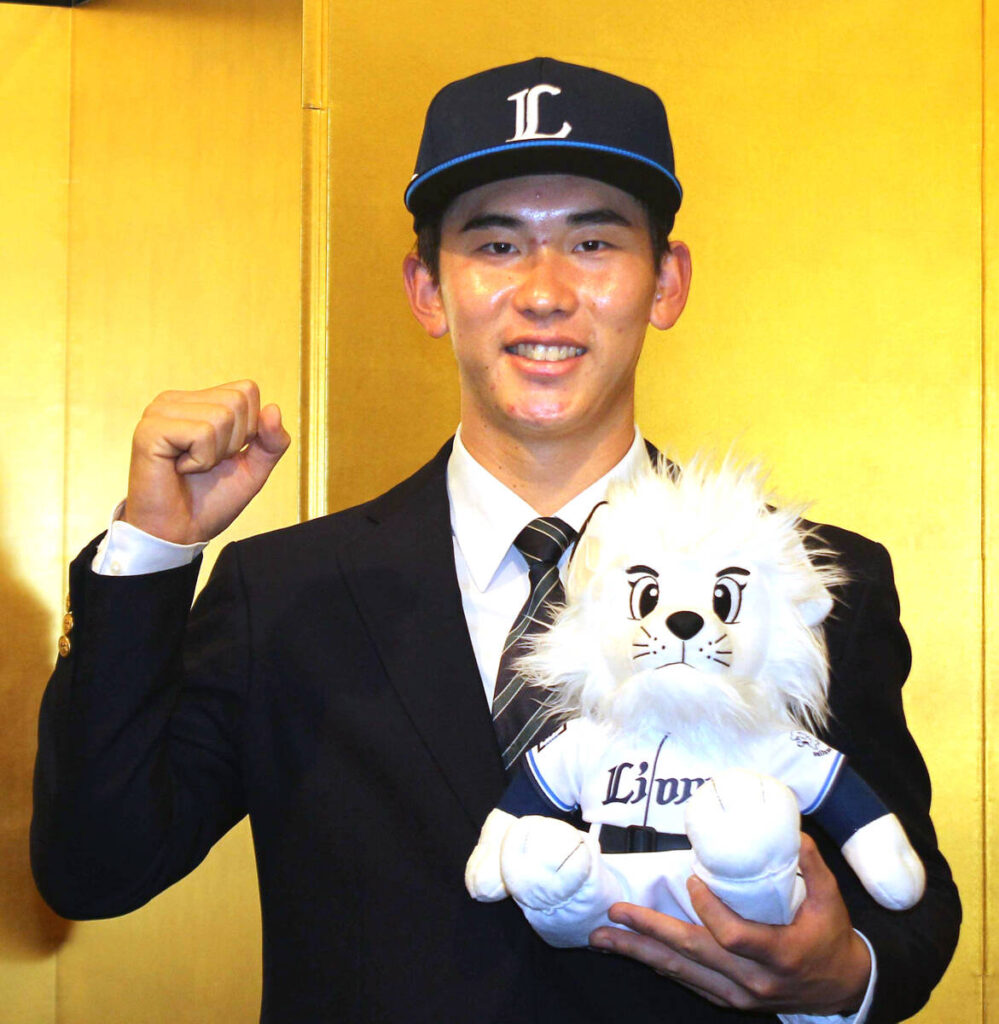 入団交渉を終え会見に臨んだ西武ドラフト１位の明大・小島大河捕手（カメラ・大中　彩未）