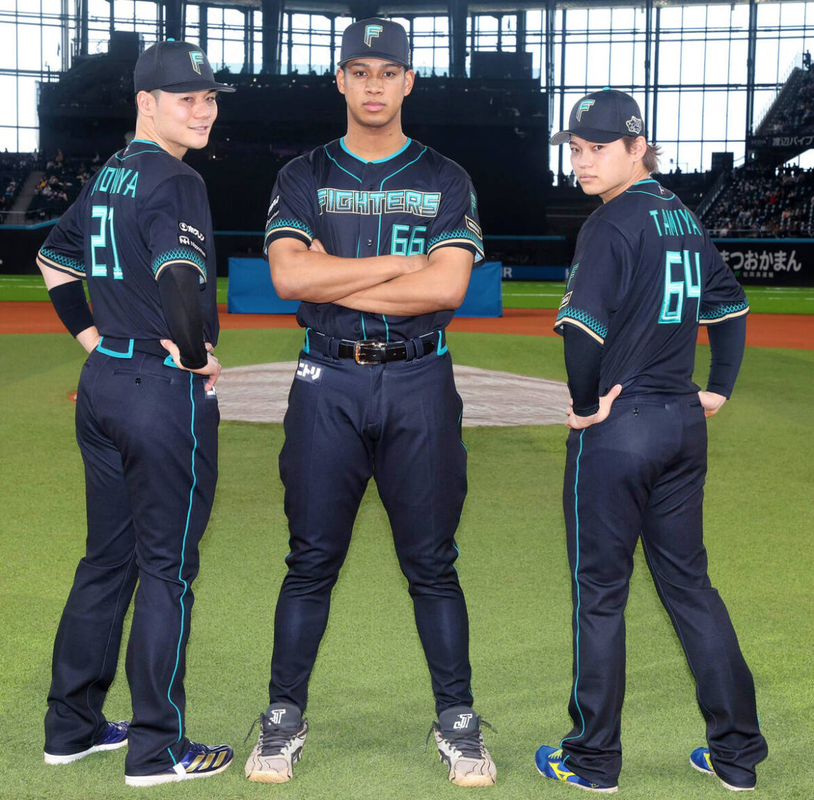 Nippon-Ham Fighters unveils limited-edition uniform for next season, inspired by natural grass from Ace Combat Team. “The soil and grass pattern is stylish,” says Yua Tamiya | Pacific League 2026年限定ユニホームを発表する(左から)清宮幸太郎、万波中正、田宮裕涼