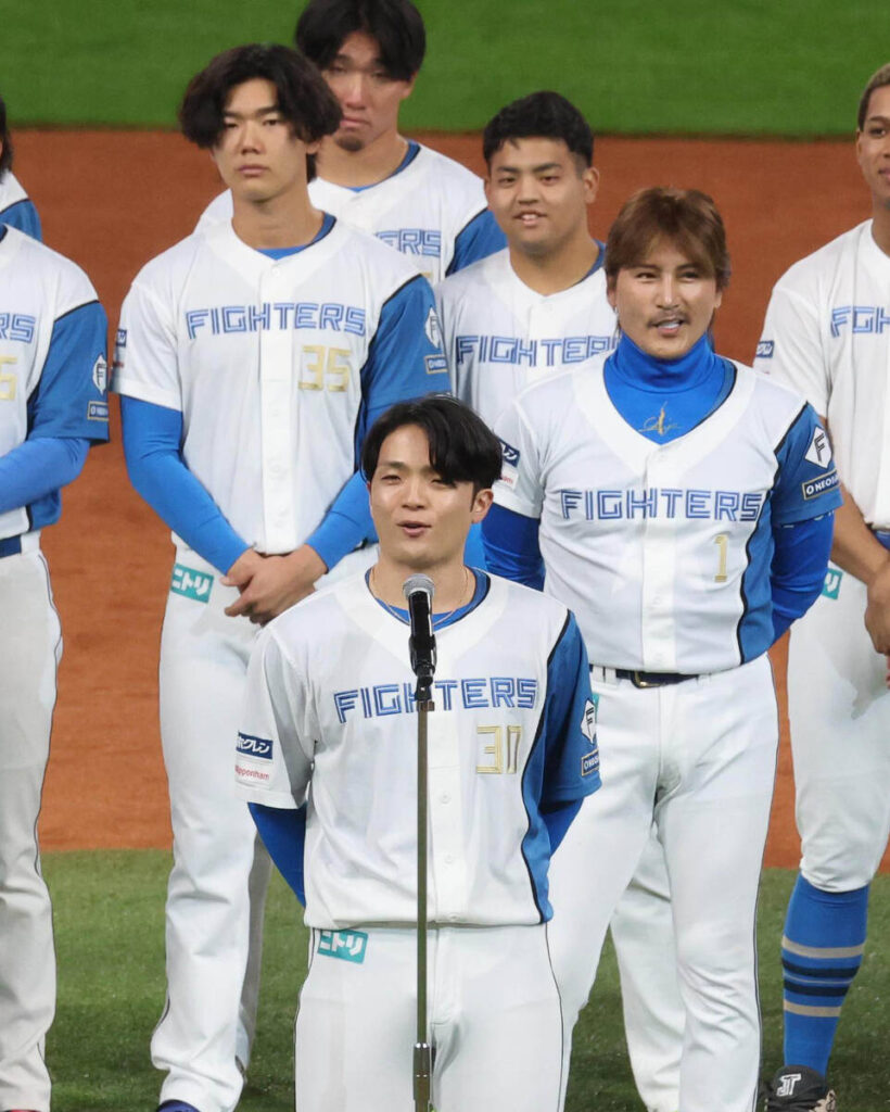 新背番号「３」を新庄剛志監督（右）から発表され、あいさつする郡司裕也（カメラ・池内　雅彦）