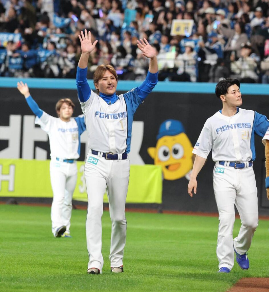 ファンに手を振る新庄剛志監督（中）（カメラ・池内　雅彦）