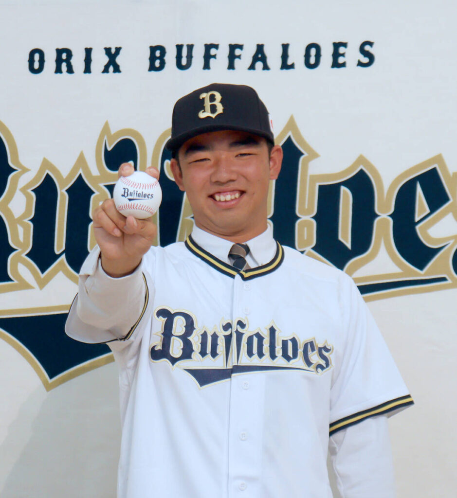 オリックスのドラフト１位・藤川はボールを握り、満面の笑みを浮かべた