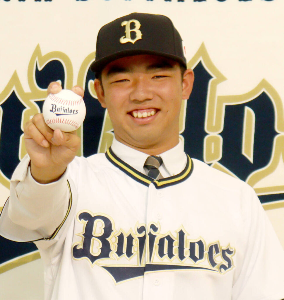 オリックスのドラフト１位・藤川敦也はボールを握り、満面の笑み