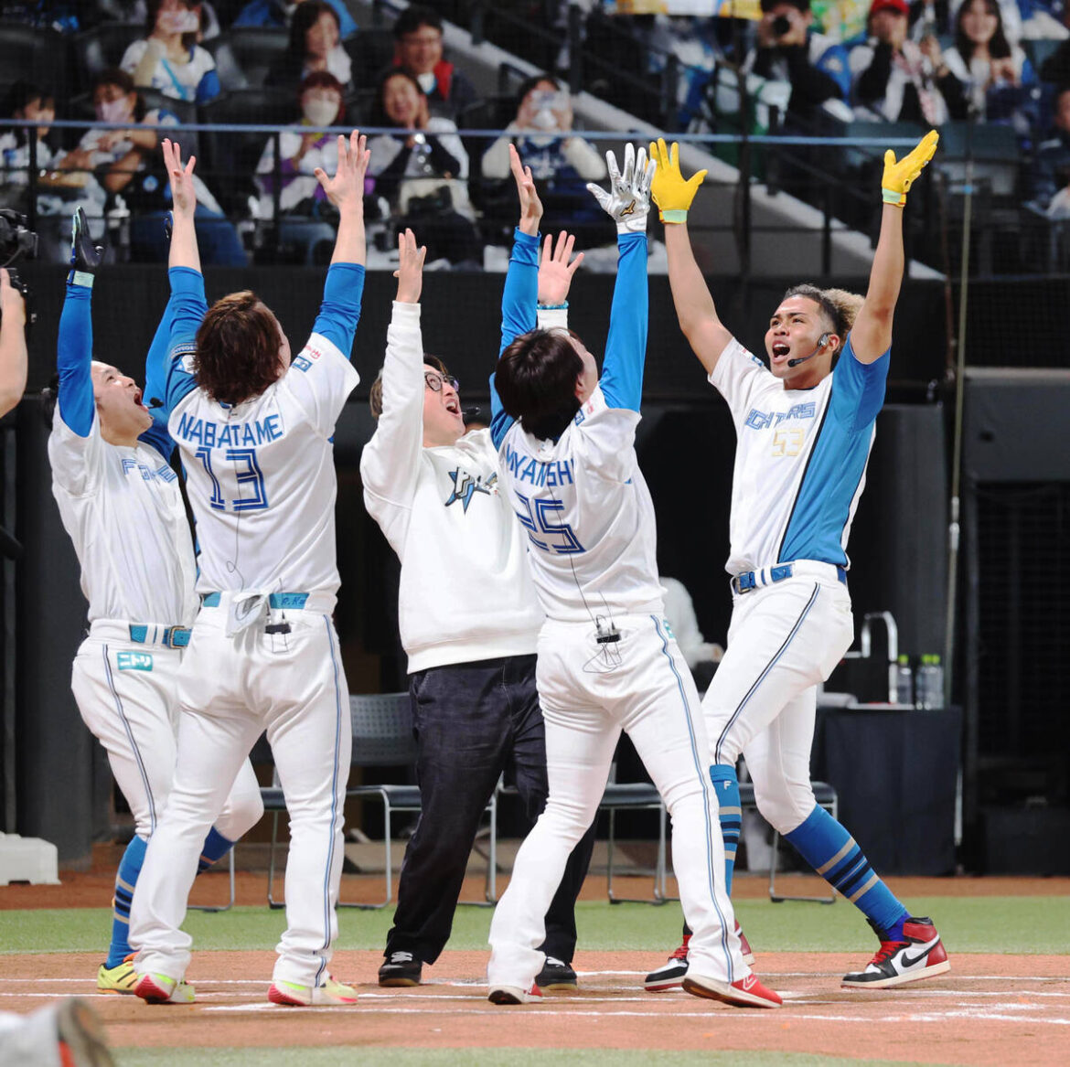 「リアル野球盤」で本塁打を放ち、仲間に迎えられる水谷瞬（右、カメラ・池内　雅彦）