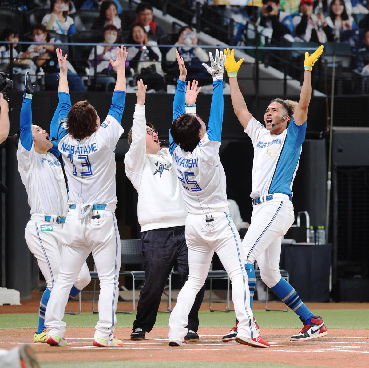 「リアル野球盤」で本塁打を放ち、仲間に迎えられる水谷瞬(右、カメラ・池内 雅彦)