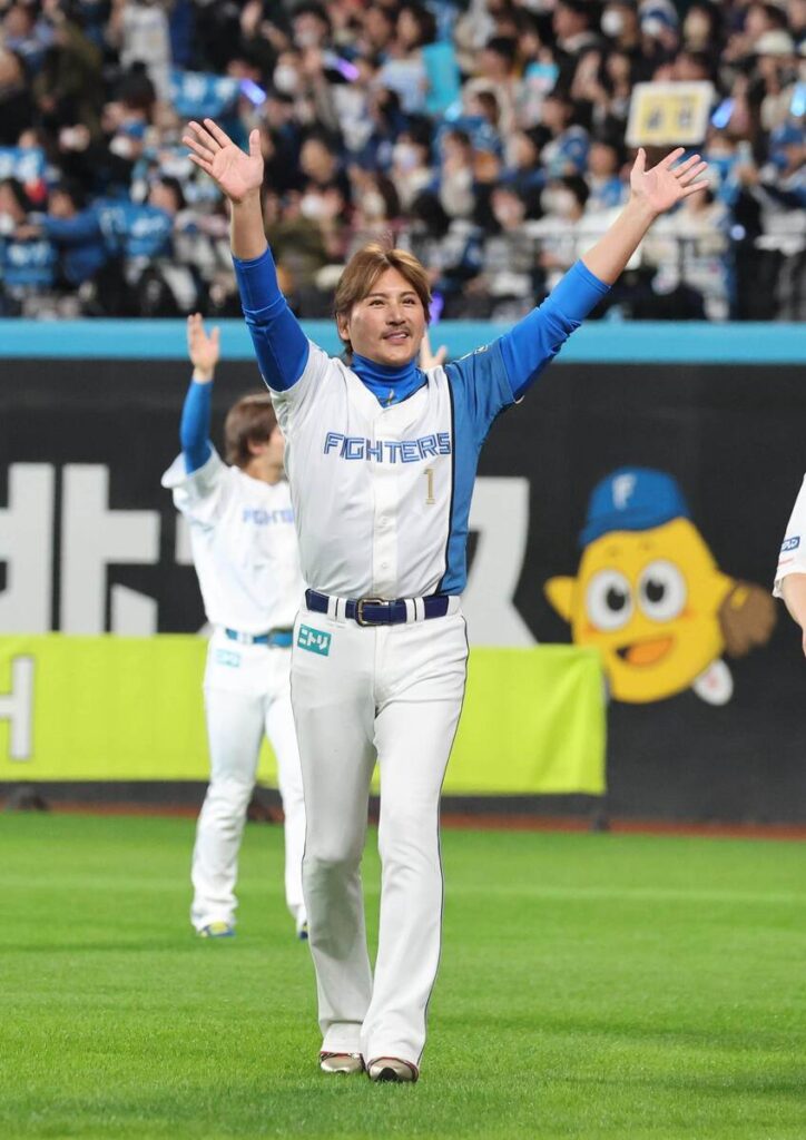 ファンに手を振る新庄監督（カメラ・池内　雅彦）