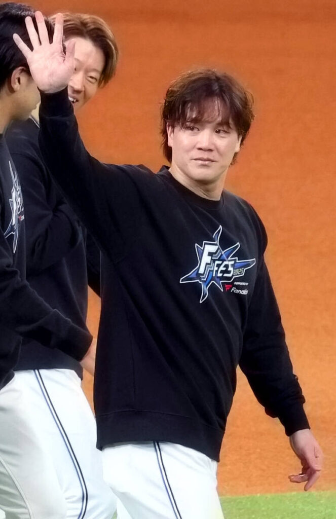 Nippon-Ham Fighters traded to Hanshin Tigers, Torai Fushimi thanks fans with a choked-up voice… “I want Kota Tatsu to win the Sawamura Award…” Fan Appreciation Event | Pacific League 阪神へのトレードが決まった日本ハムの伏見寅威はファンに手を振って別れを惜しんだ(カメラ・池内 雅彦)