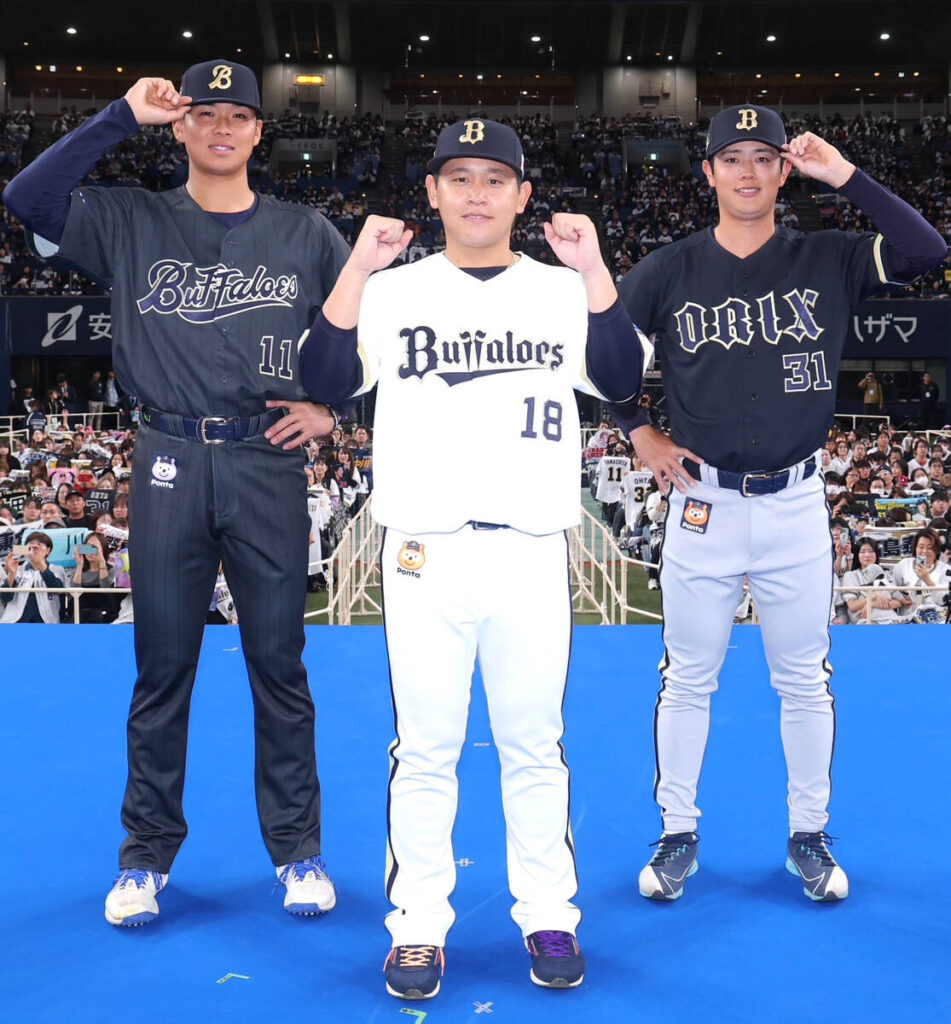 来季のユニホームを披露する（左から）山下、宮城、太田