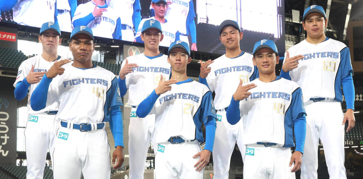 会見でポーズを決めるエドポロ（前列左端）ら日本ハムの新入団選手たち