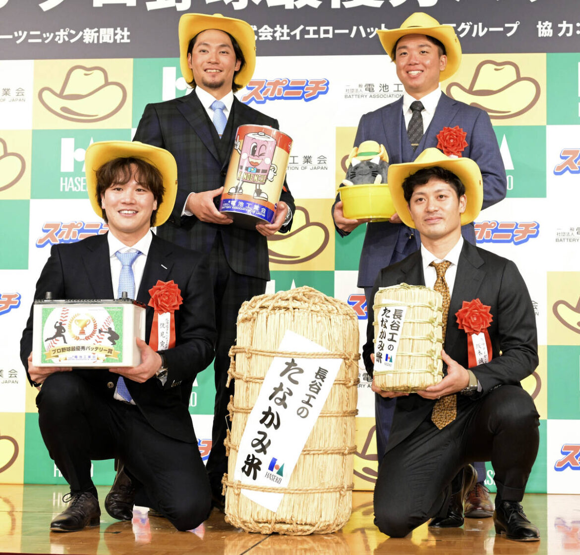 最優秀バッテリー賞に選ばれた日本ハム・伊藤大海、伏見寅威、阪神・阪本誠志郎、村上頌樹