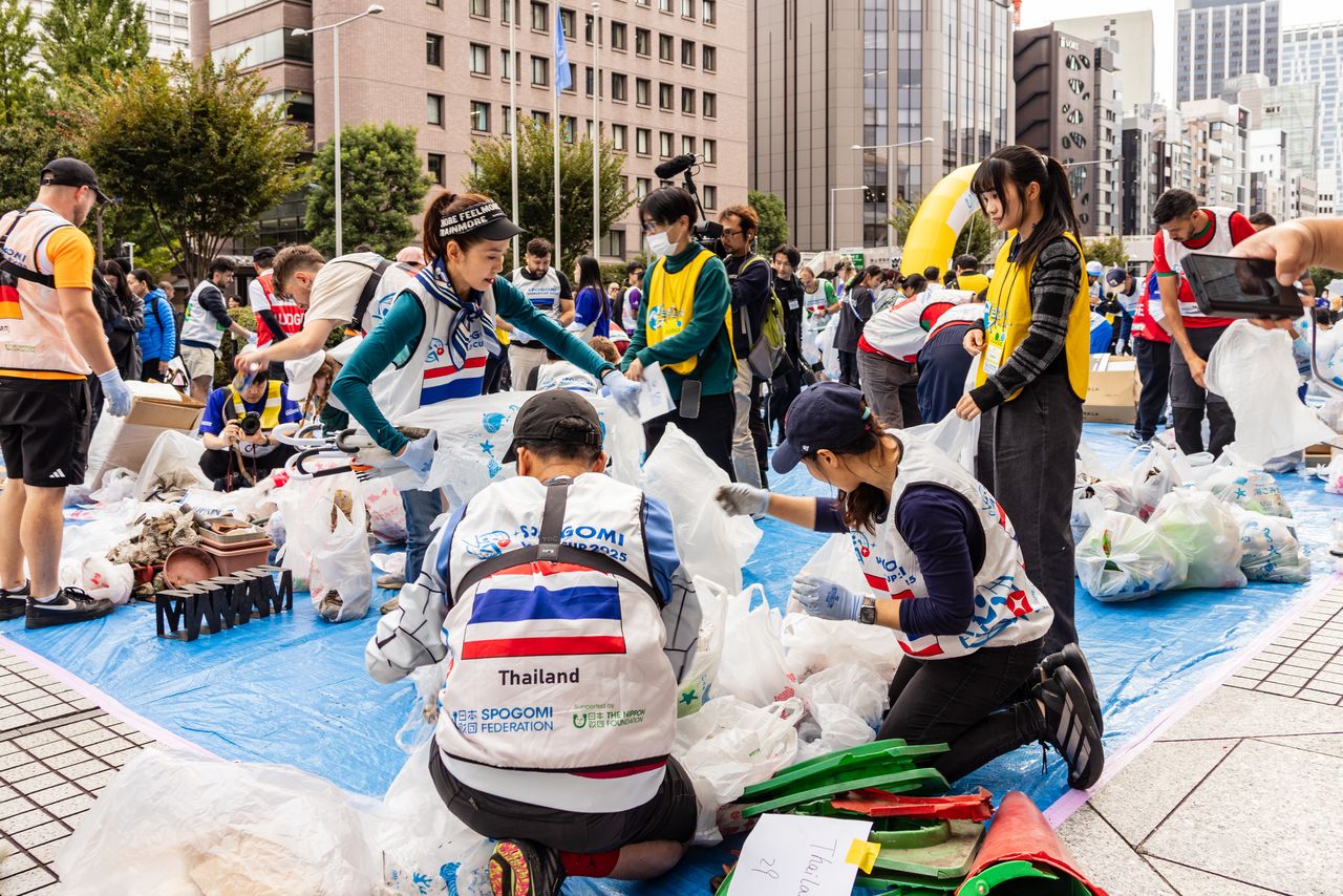 In total, 879 kilograms of trash were collected during the 90-minute contest. (© Nippon.com)
