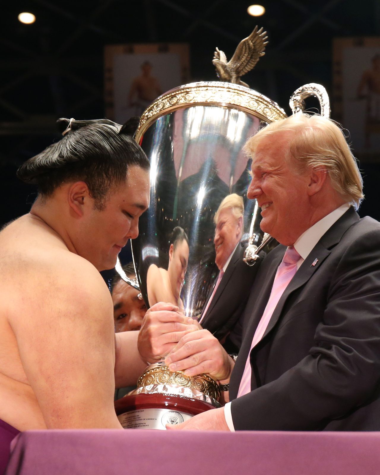 US President Donald Trump presents the US President’s Cup to sumō wrestler Asanoyama on May 2019 at the Ryōgoku Kokugikan in Tokyo. (© Jiji)