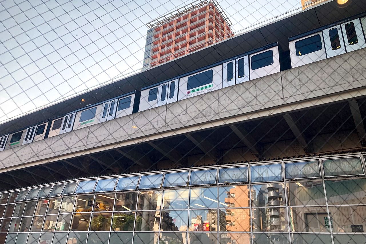 In new-looking Nippori, high-rises loom behind the Nippori-Toneri Liner station. (© Gianni Simone)