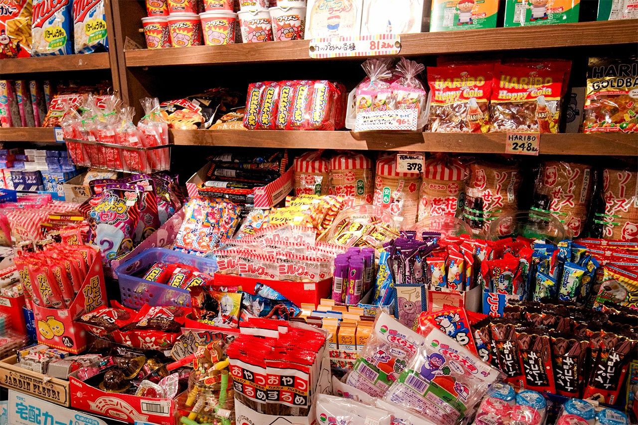 Dagashi goods. (© Pixta)