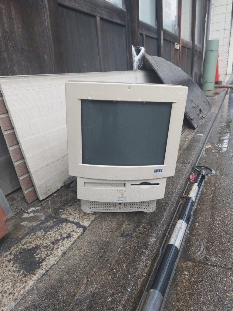 Vintage Macintosh Performa 550 on the street in Kyoto