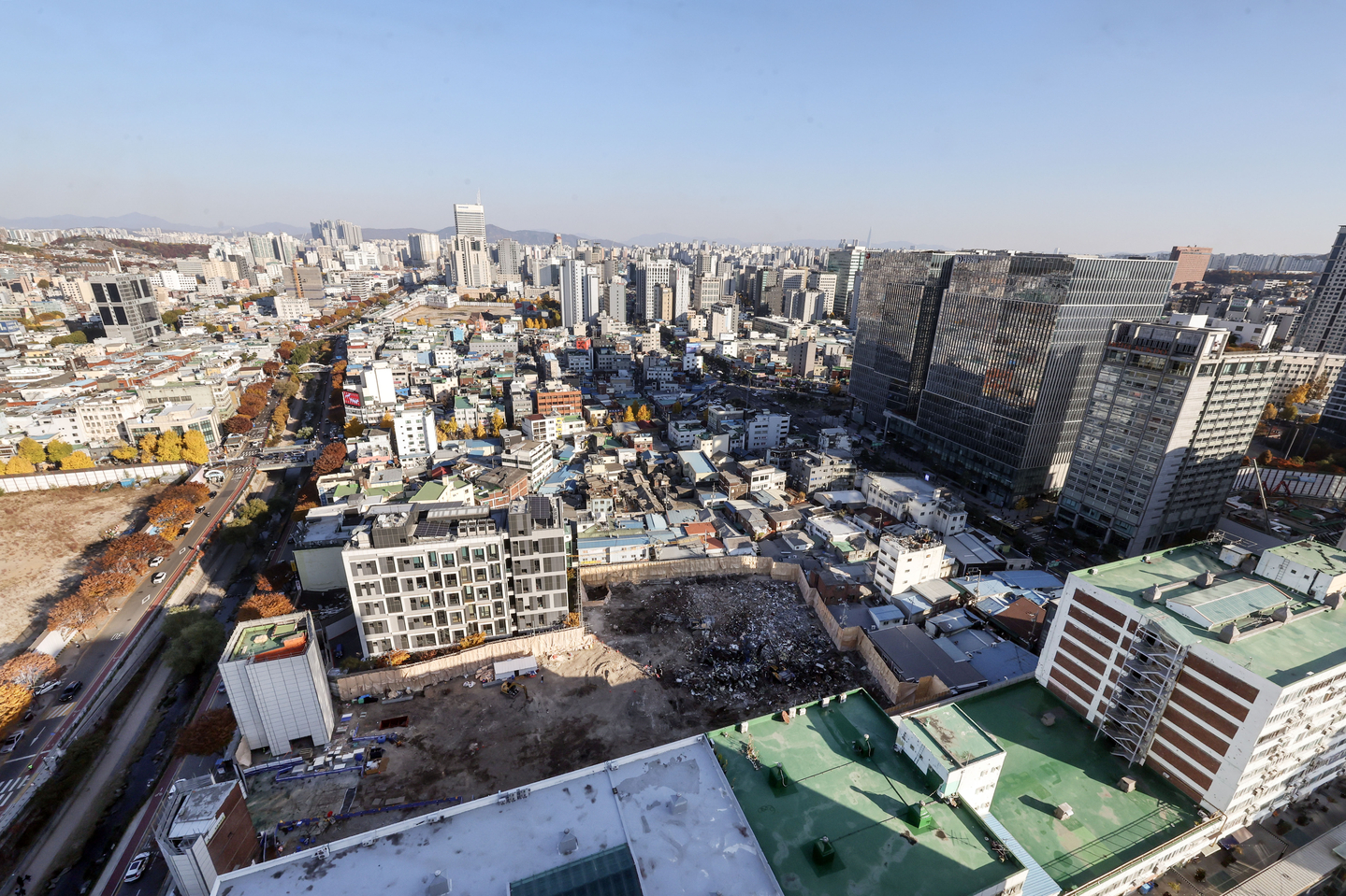 An aerial view of Sewoon District, an area around Jongmyo Shrine in Jung District, central Seoul, is seen on Nov. 24. [KIM SEONG-RYONG]