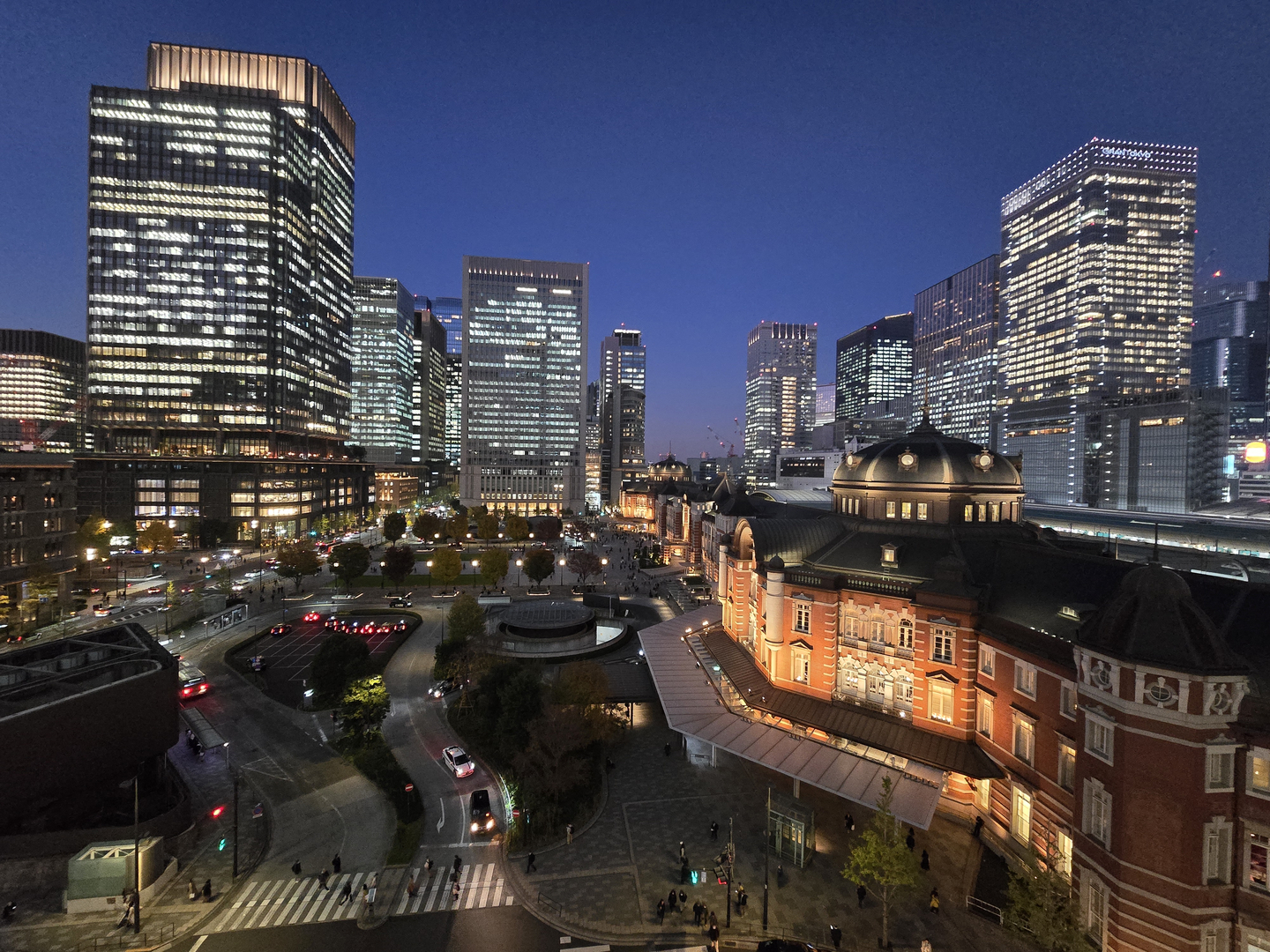 Skyscrapers and high-rise redevelopment sites are seen on a street in the Marunouchi area near the Imperial Palace in Tokyo, Japan on Nov. 21. [KIM HYUN-YE]