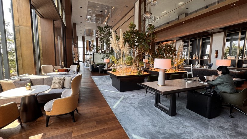  The light, art and plant-filled 35th-floor lobby of Fairmont Tokyo.