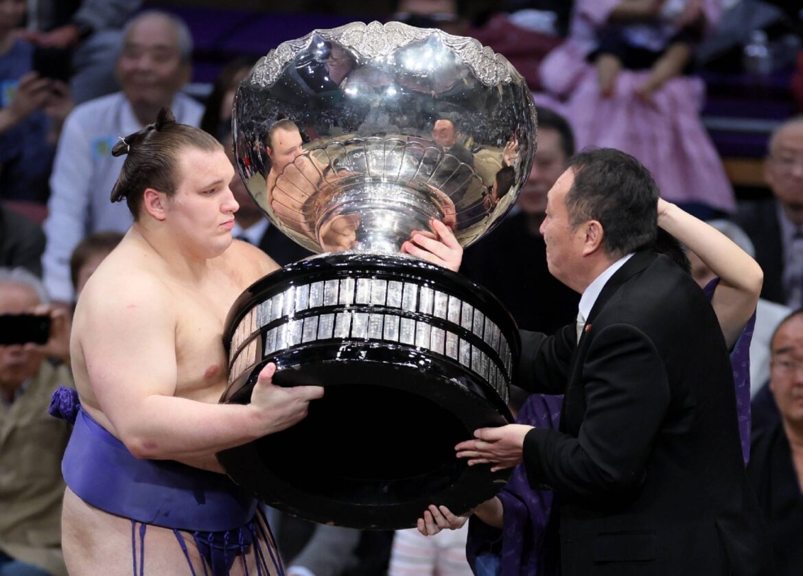 Aonishiki becomes first Ukrainian to win sumo tournament Aonishiki becomes first Ukrainian to win sumo tournament