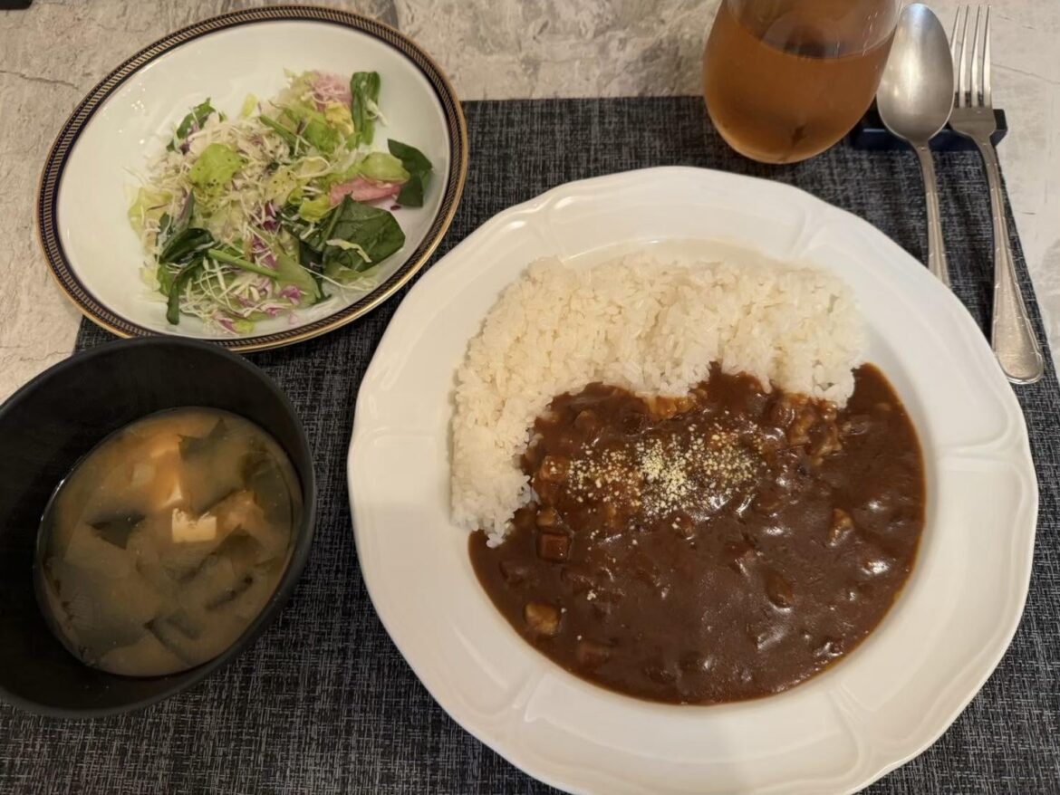 [homemade] Japanese curry with miso soup and a fresh cabbage salad