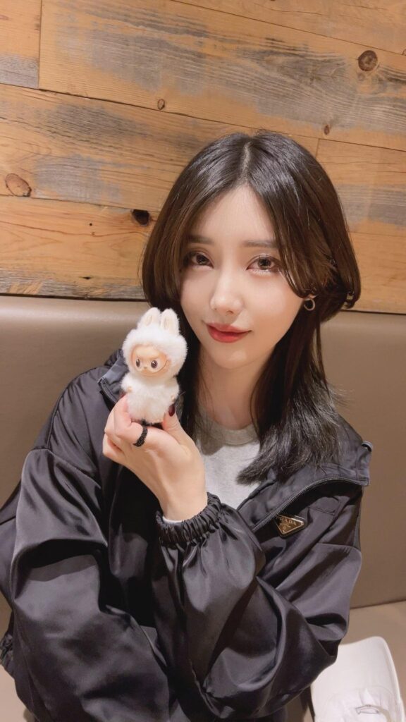 shizaki kanon with the keychain nakashima yuki gave her