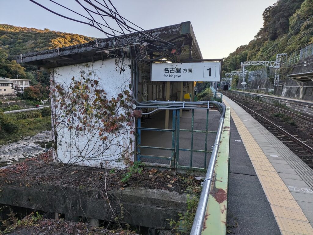 Explored a rural station & abandoned buildings half an hour from Nagoya today