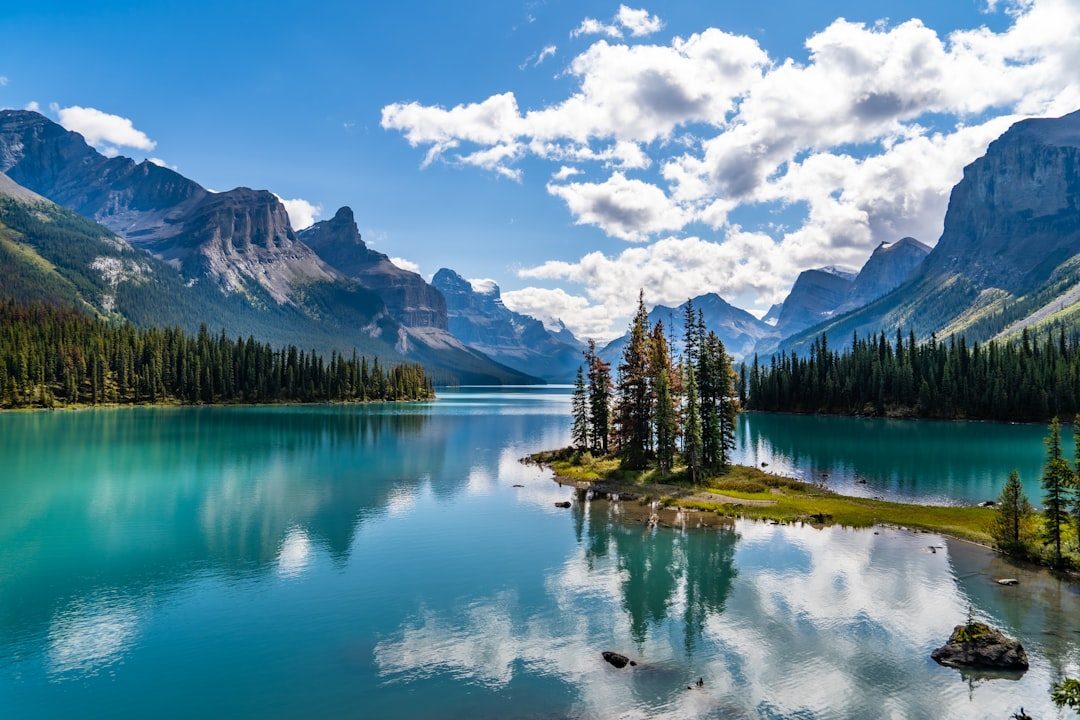 Canada: Wilderness Without Borders (Image Credits: Unsplash)