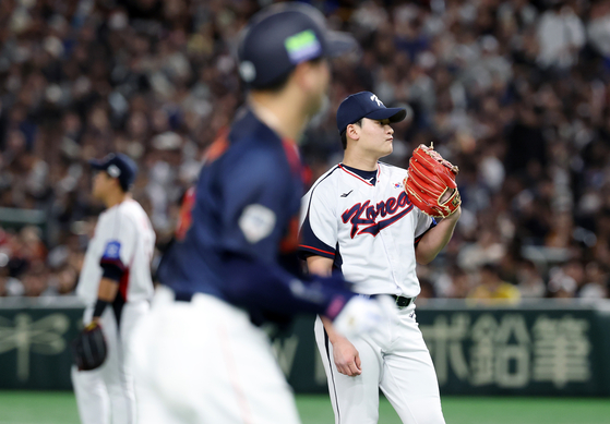 Korean reliever Jo Byeong-hyeon, right, reacts after giving up a bases-loaded walk to Ryota Isobata of Japan during the teams' exhibition baseball game at Tokyo Dome in Tokyo on Nov. 16, 2025. [YONHAP]
