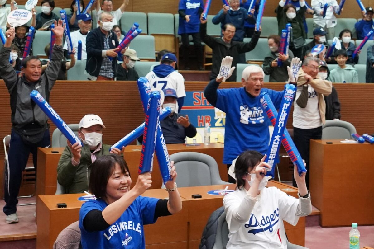 AP25306267650400 1 - World Baseball Network Title: Japan World Series Baseball Image ID: 25306267650400 Article: People watch the live broadcasting of the Game 7 of the baseball World Series between the Los Angeles Dodgers and the Toronto Blue Jays in Oshu, northeastern Japan, the hometown of the Dodger's Shohei Ohtani, Sunday, Nov. 2, 2025. (AP Photo/Koji Ueda)