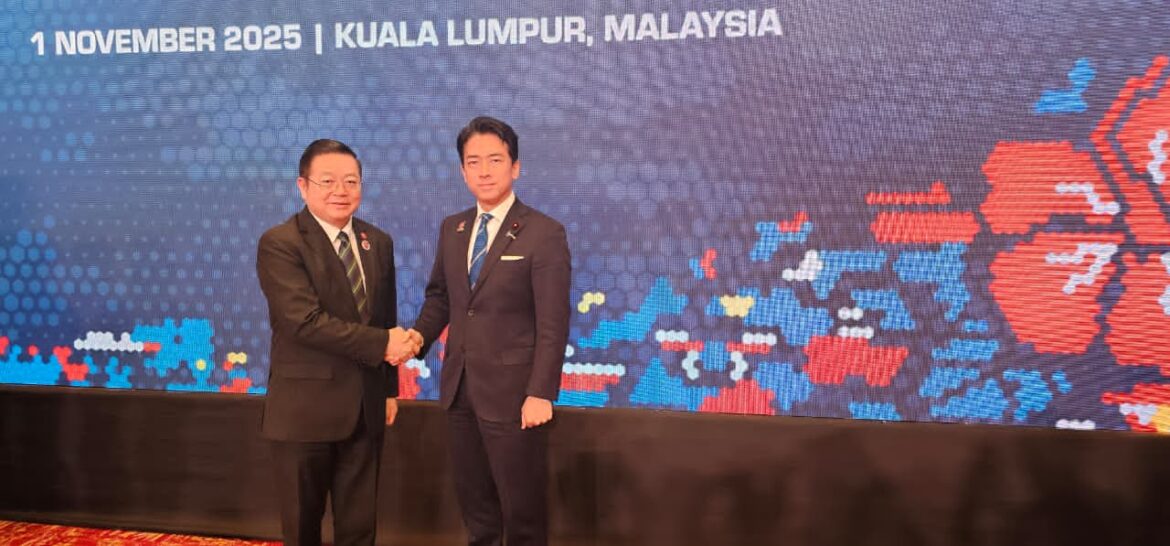 Secretary-General of ASEAN holds a pull-aside meeting with the Minister of Defence of Japan Secretary-General of ASEAN holds a pull-aside meeting with the Minister of Defence of Japan