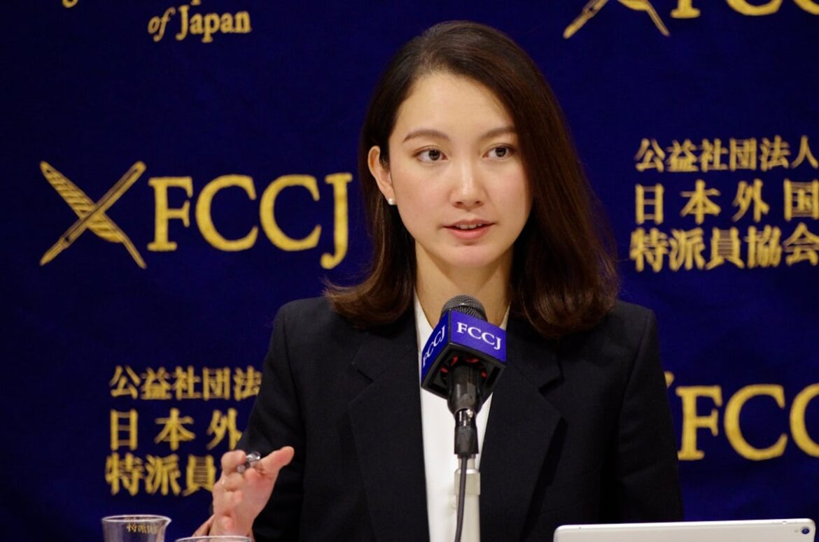 Itō Shiori speaking at the Foreign Correspondents Club of Japan in 2019.