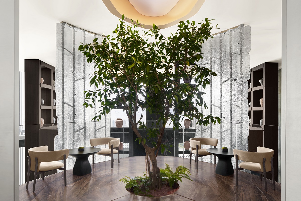 At the heart of the Lobby Lounge is the Tree House; a luminous centerpiece where tree leaves are transformed into glass artworks