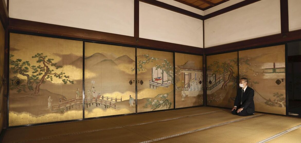 Sliding Door Paintings at Kyoto Imperial Palace Revealed to Public for 1st Time; Event Marks 170 Years Since Reconstruction