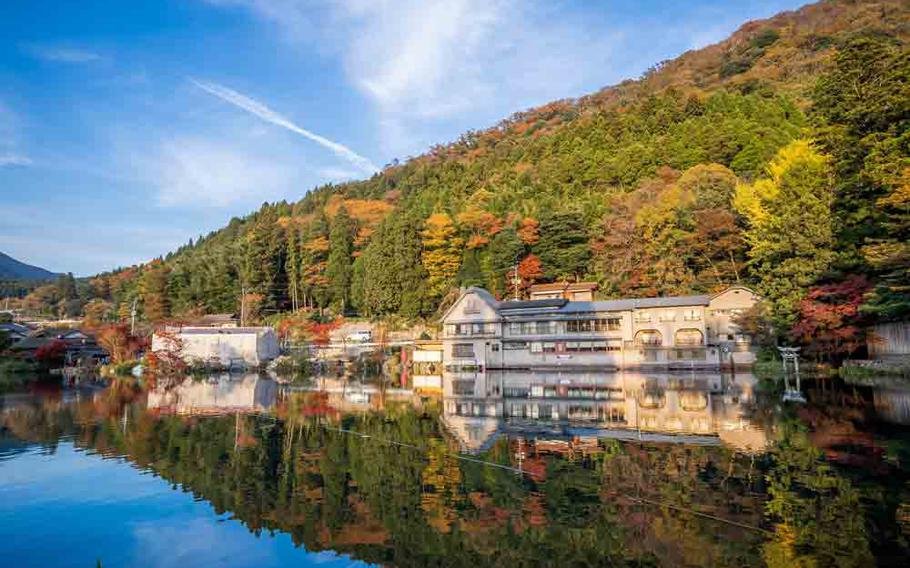 Lake Kinrinko, some facilities, and fall foliage are visible.