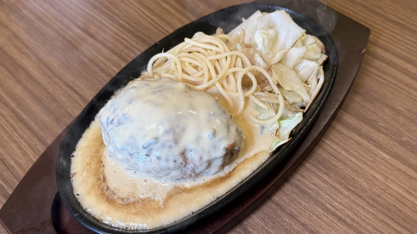 Hamburger steak with gorgonzola cheese