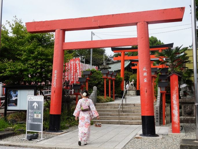 Red torii gates greet visitors to Inuyama Castle.