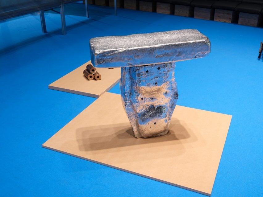 Styrofoam-shaped aluminium seat