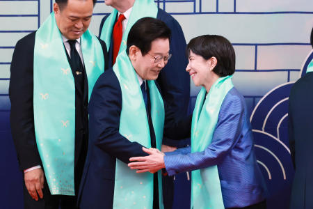 South Korea’s Lee says optimistic about Japan ties after meeting Takaichi|Arab News Japan South Korean President Lee Jae Myung shakes hands with Japanese Prime Minister Sanae Takaichi after a group photo at the Asia-Pacific Economic Cooperation (APEC) Economic Leaders