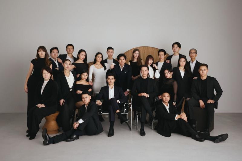 E-Housing's multilingual real estate specialists assisting an international client at the company's Tokyo headquarters, symbolizing its 2025 award as the Best Real Estate Agency for Foreigners.