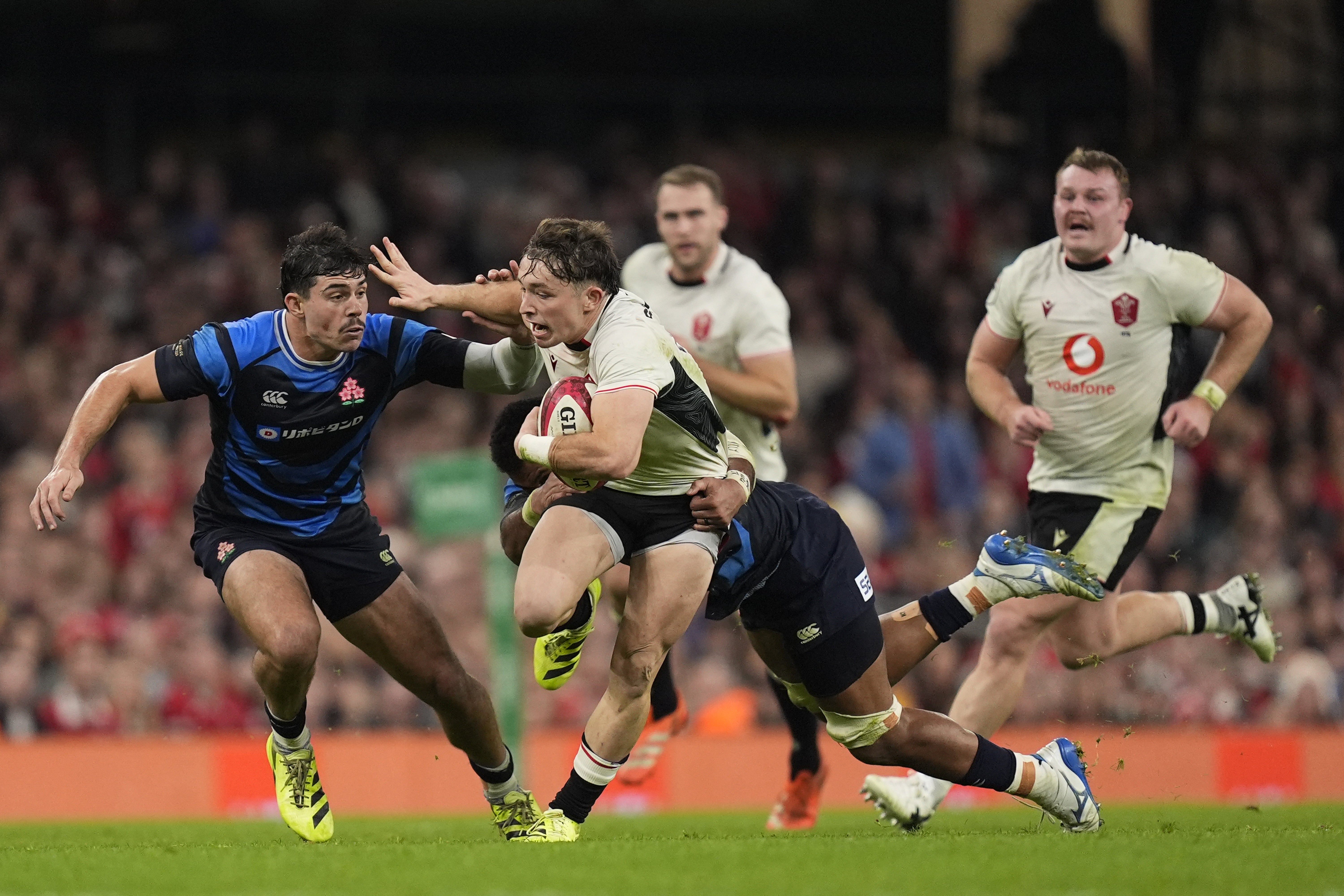 Japan’s Dylan Riley (left) and Wales’ Dan Edwards (second from left) battle for the ball (Andrew Matthews/PA)