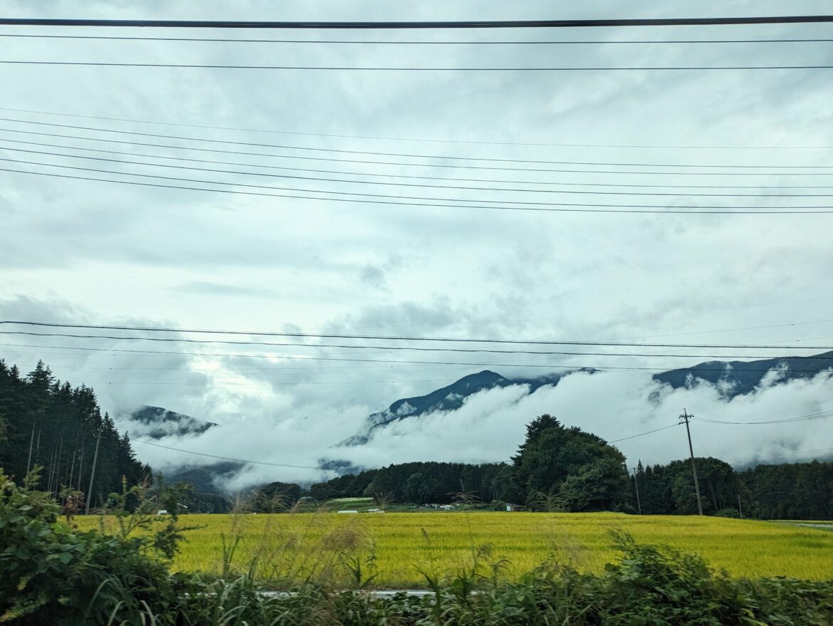 Passing through Yamanashi, while riding Nagoya to Tokyo on local trains…
