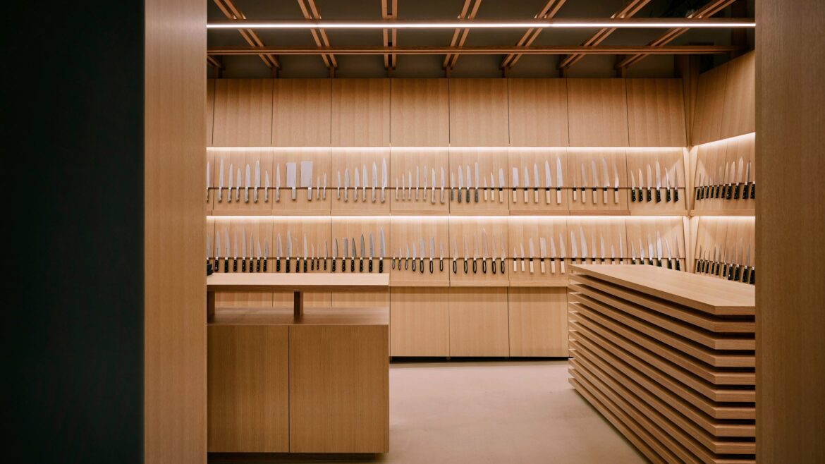 L/O designs Tojiro Knife Gallery to “celebrate artistry” of Japanese knives Tojiro Knife Gallery in Osaka by L/O