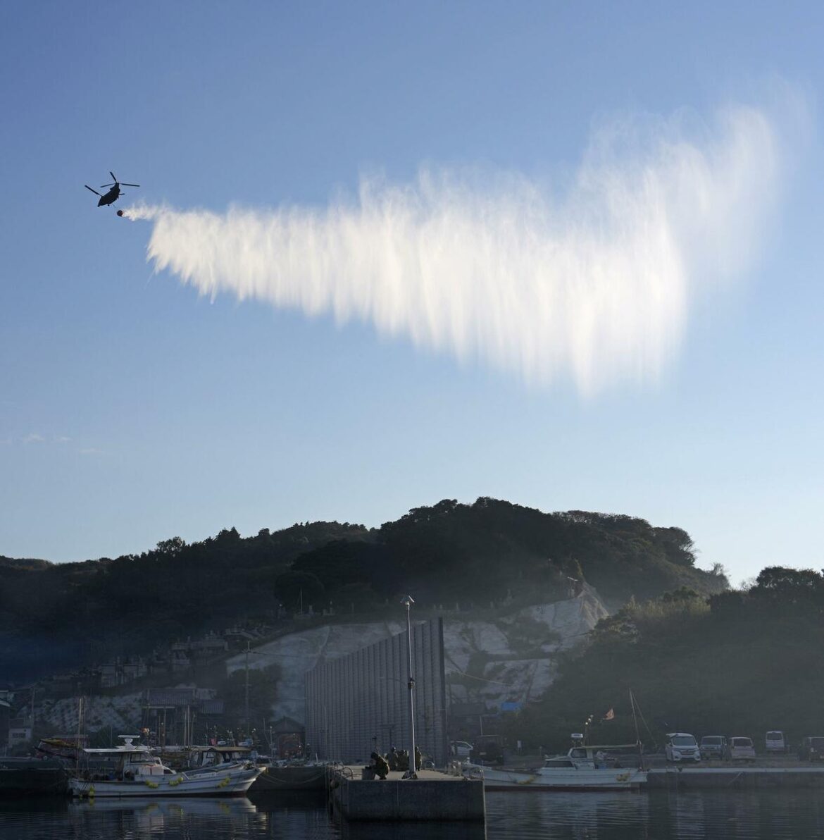 Oita gov. aiming to contain massive fire in southwest Japan by day’s end Oita gov. aiming to contain massive fire in southwest Japan by day's end